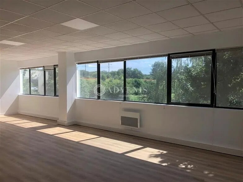 Office in Poissy for lease - Interior Photo - Image 3 of 4