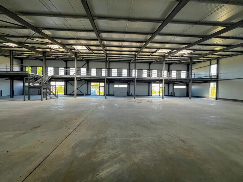 Flex in Taillades for lease - Interior Photo - Image 2 of 9