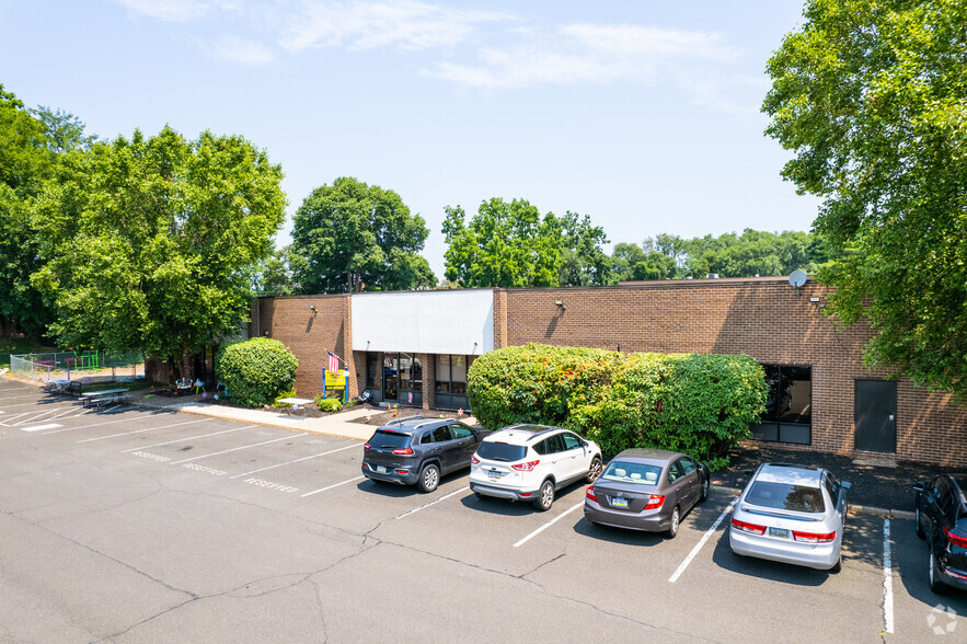 2607 Interplex Dr, Trevose, PA for lease - Building Photo - Image 3 of 9