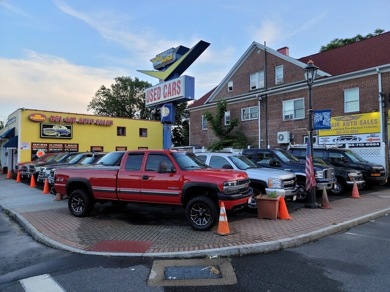 Automotive Used Car Dealership portfolio of 2 properties for sale on LoopNet.com - Building Photo - Image 2 of 8