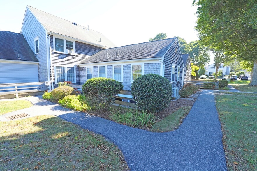 316 Gifford St, Falmouth, MA for lease - Building Photo - Image 2 of 12