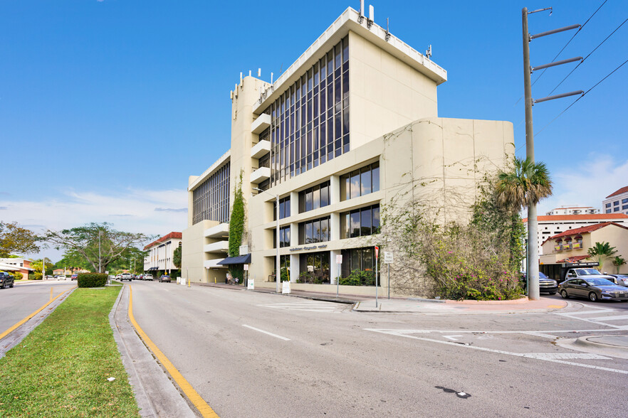 747 Ponce de Leon Blvd, Coral Gables, FL for lease - Building Photo - Image 3 of 11