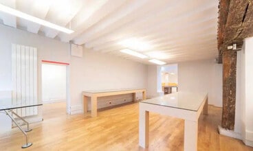 11 Rue Des Lions Saint-Paul, Paris for lease Interior Photo- Image 2 of 7