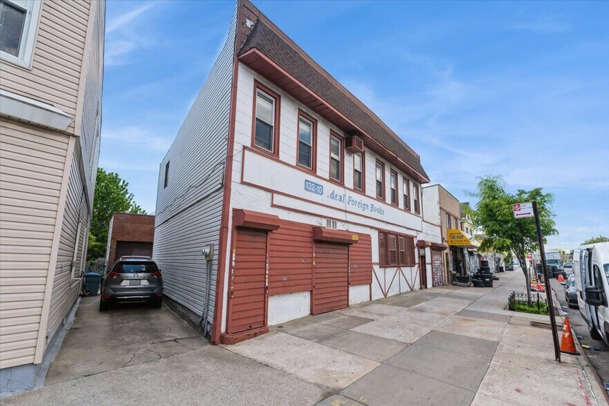 13210 Hillside Ave, Richmond Hill, NY for sale - Building Photo - Image 3 of 32