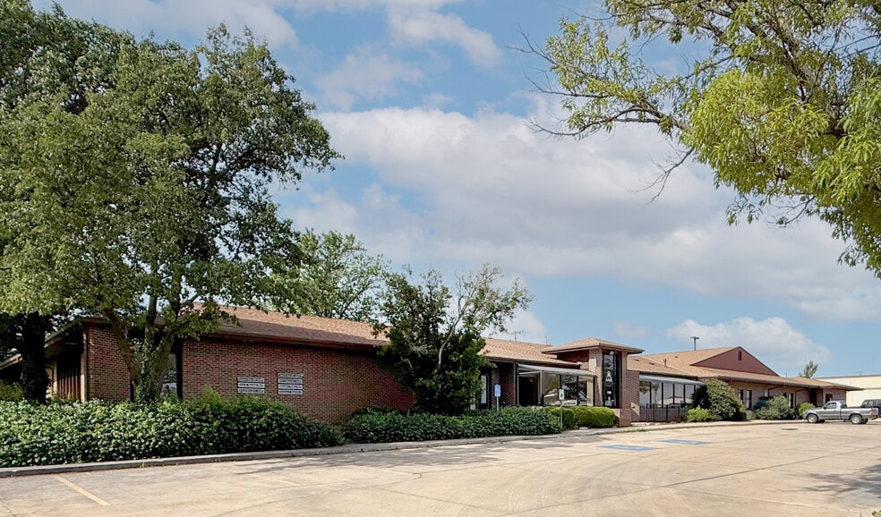 1709 S Rock Rd, Wichita, KS for lease - Primary Photo - Image 1 of 4