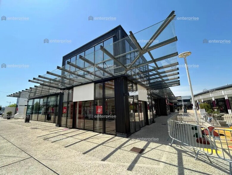 Retail in Saint-Maximin for lease - Building Photo - Image 2 of 7