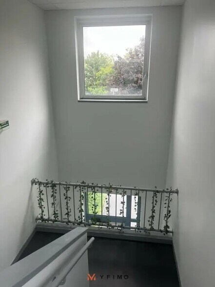 Flex in La Verrière for lease - Interior Photo - Image 3 of 5