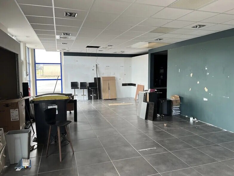 Retail in Biganos for lease - Interior Photo - Image 2 of 8