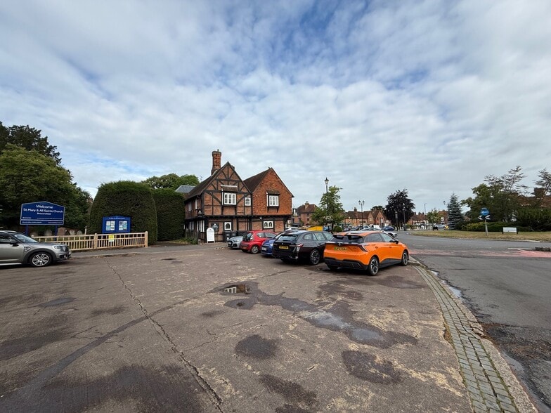 10-12 The Broadway, Beaconsfield for lease - Building Photo - Image 2 of 8