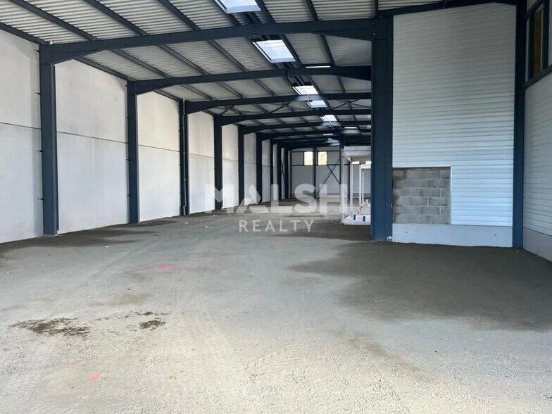 Flex in OULLINS-PIERRE-BÉNITE for lease - Interior Photo - Image 2 of 11