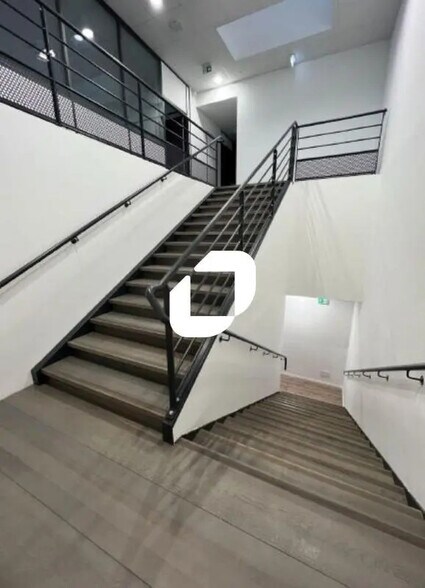 Office in Les Sorinières for lease - Building Photo - Image 2 of 6