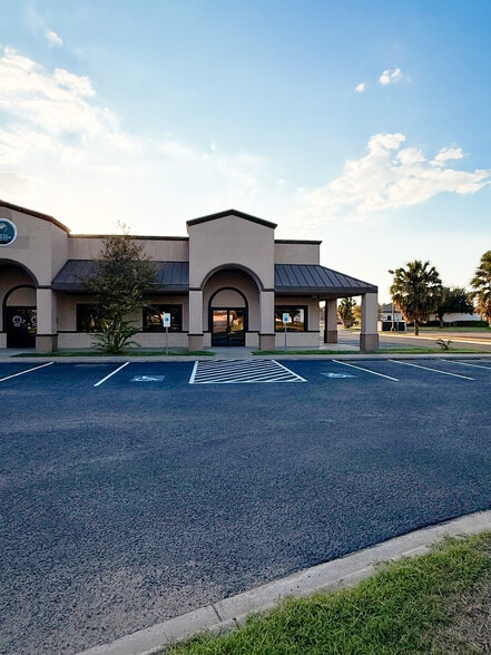 3118-3122 Center Pointe Dr, Edinburg, TX for lease - Building Photo - Image 2 of 22