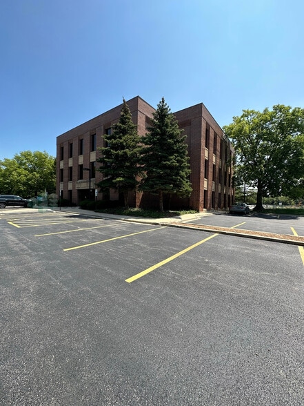 1550 Spring Rd, Oak Brook, IL for lease - Building Photo - Image 3 of 9
