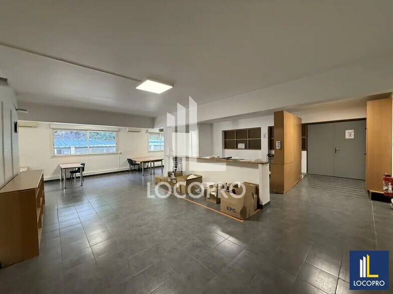 Flex in Nice for lease - Interior Photo - Image 1 of 11