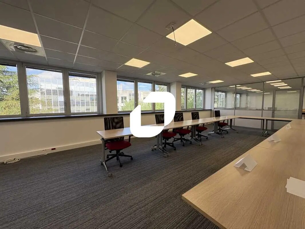 Office in Vélizy-Villacoublay for lease Building Photo- Image 1 of 18