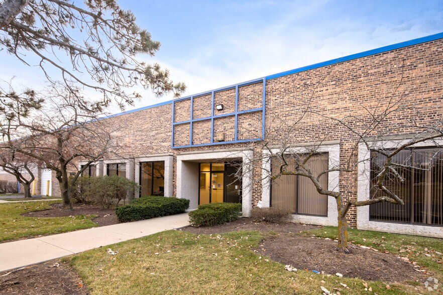 3740-3742 Hawthorne Ct, Waukegan, IL for lease - Building Photo - Image 1 of 9