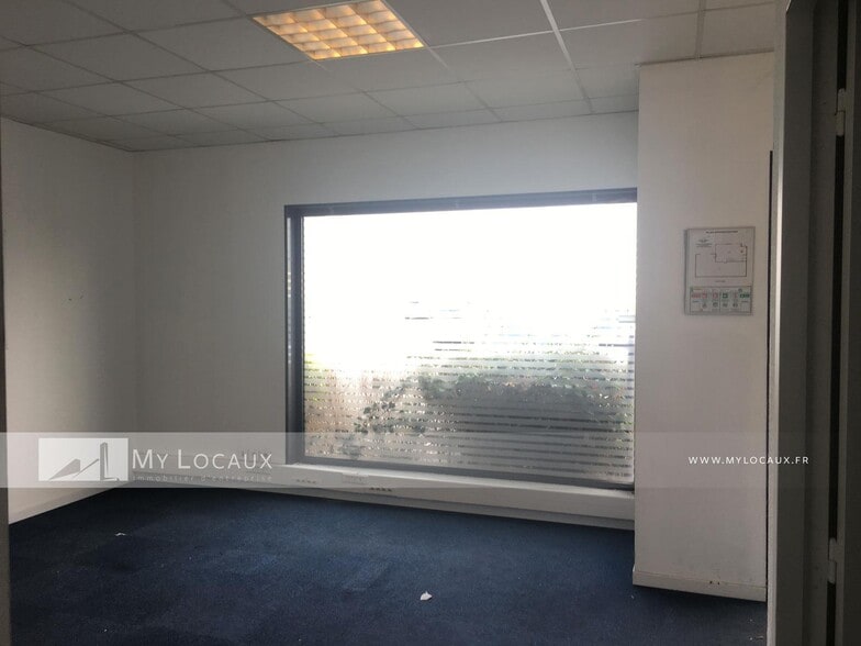 Flex in Tremblay-en-France for lease - Interior Photo - Image 3 of 7