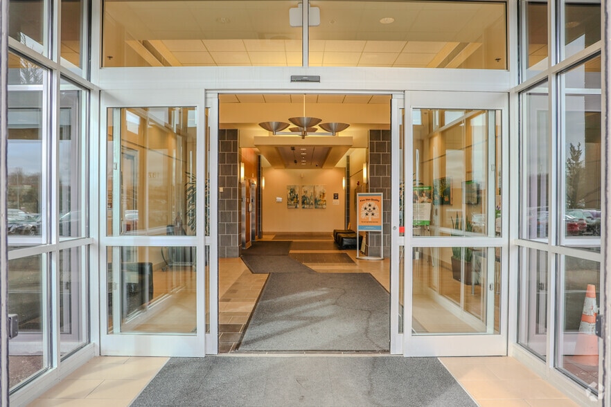 18780 E Bagley Rd, Middleburg Heights, OH for lease - Lobby - Image 3 of 19