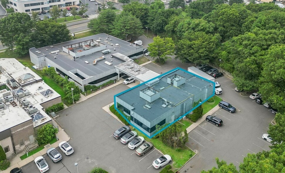 989 W Jericho Tpke, Smithtown, NY for sale - Building Photo - Image 1 of 1