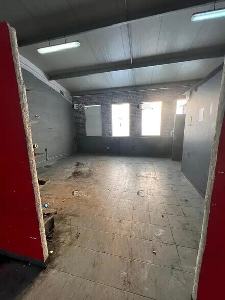 Flex in Linas for lease - Interior Photo - Image 2 of 6