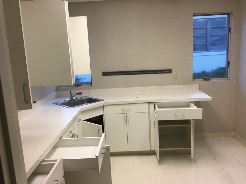 669 Boston Post Rd, Guilford, CT for lease - Interior Photo - Image 3 of 20