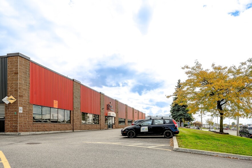 3540-3600 St Griffith, Montréal, QC for lease - Building Photo - Image 2 of 5
