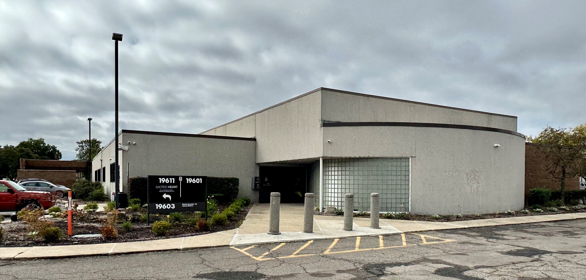 19601-19611 E 8 Mile Rd, Saint Clair Shores, MI for sale Building Photo- Image 1 of 1