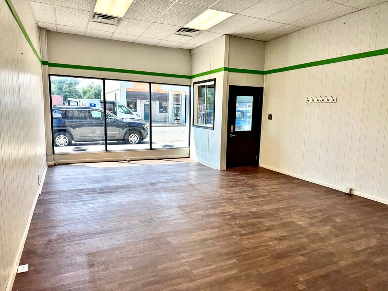 217 E Main St, Clinton, IL for lease - Building Photo - Image 2 of 15