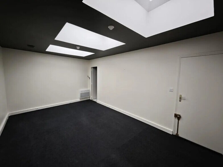 Office in Lille for lease - Interior Photo - Image 2 of 3