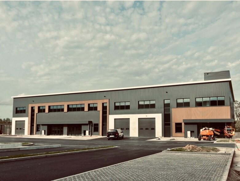 Flex in Saint-Priest for lease - Building Photo - Image 1 of 1