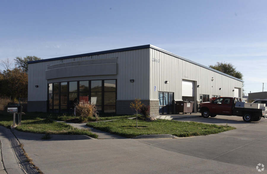 2166 Magnum Cir, Lincoln, NE for lease - Building Photo - Image 1 of 18