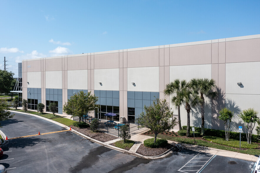 2405 Commerce Park Dr, Orlando, FL for lease - Building Photo - Image 2 of 21