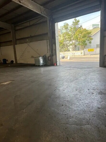 Industrial in Marseille for sale - Building Photo - Image 2 of 5