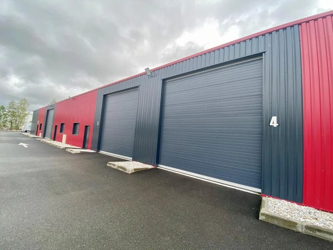 Flex in SAINT-JEAN-D'ILLAC for lease Building Photo- Image 1 of 8