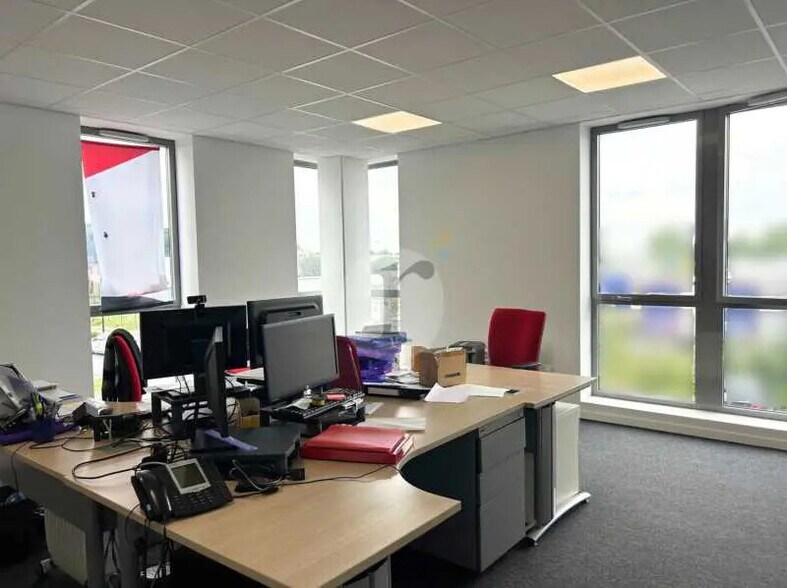 Office in Lesquin for lease - Interior Photo - Image 2 of 5