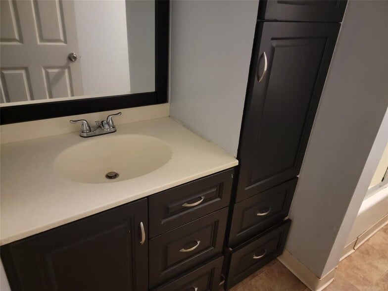 39 Haendel St, Binghamton, NY for sale - Interior Photo - Image 2 of 21