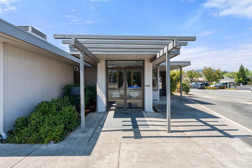 125 NE Manzanita Ave, Grants Pass, OR for sale - Building Photo - Image 1 of 28