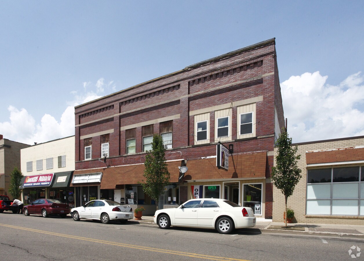 229231 E 3rd St, Uhrichsville, OH 44683