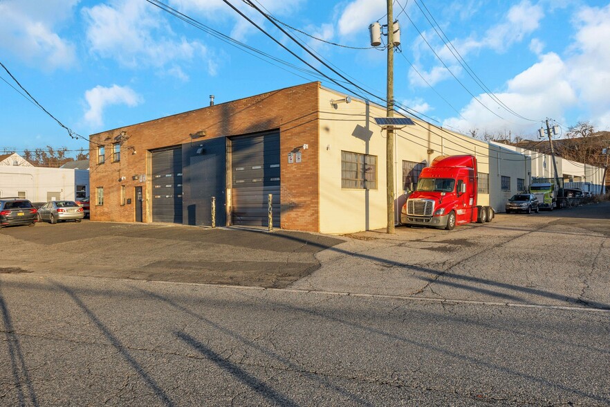 645 Industrial Rd, Carlstadt, NJ for lease - Building Photo - Image 2 of 29