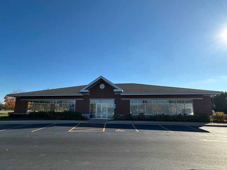 900 S Milwaukee Ave, Vernon Hills, IL for lease - Building Photo - Image 1 of 6