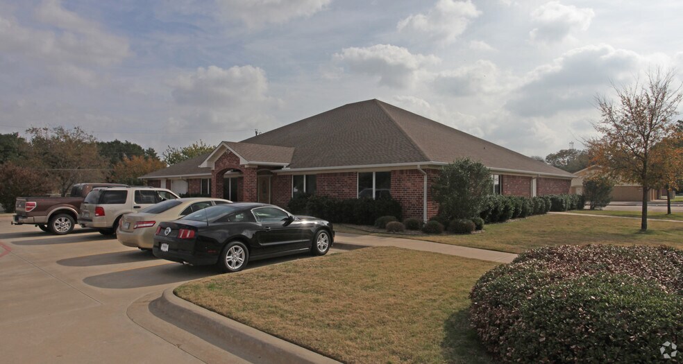 1156 N Bonnie Brae St, Denton, TX for lease - Primary Photo - Image 1 of 48