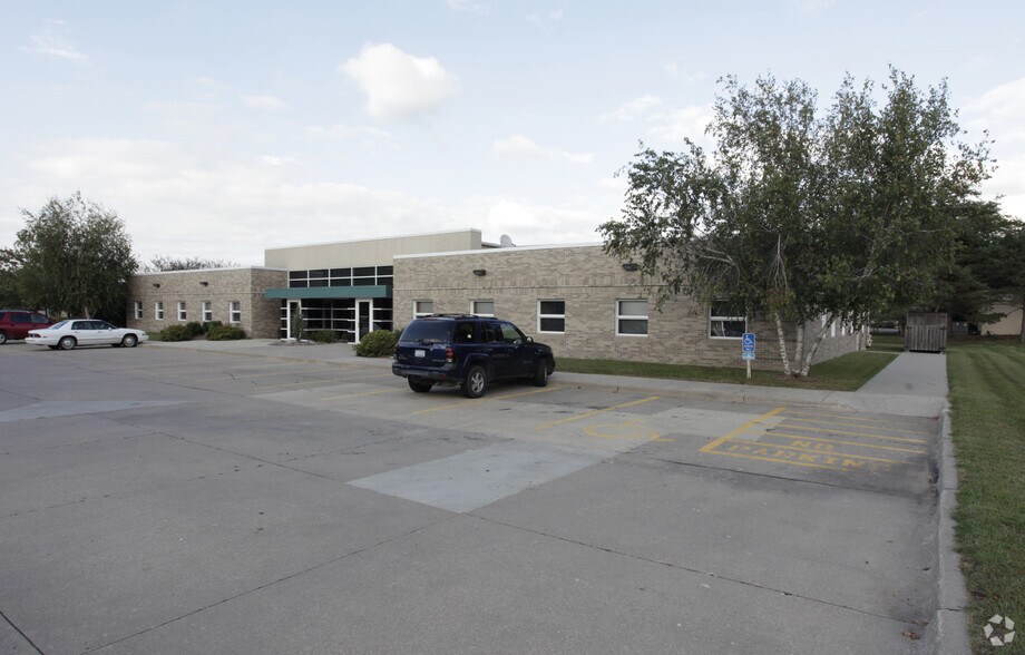 5665 Greendale Rd, Johnston, IA for sale - Primary Photo - Image 1 of 1