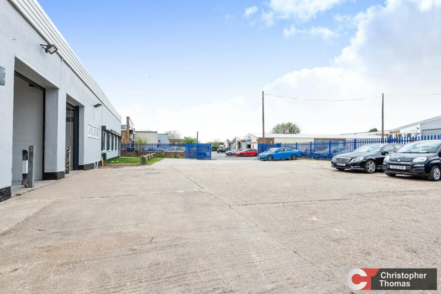 Dedworth Rd, Windsor for lease - Building Photo - Image 3 of 3