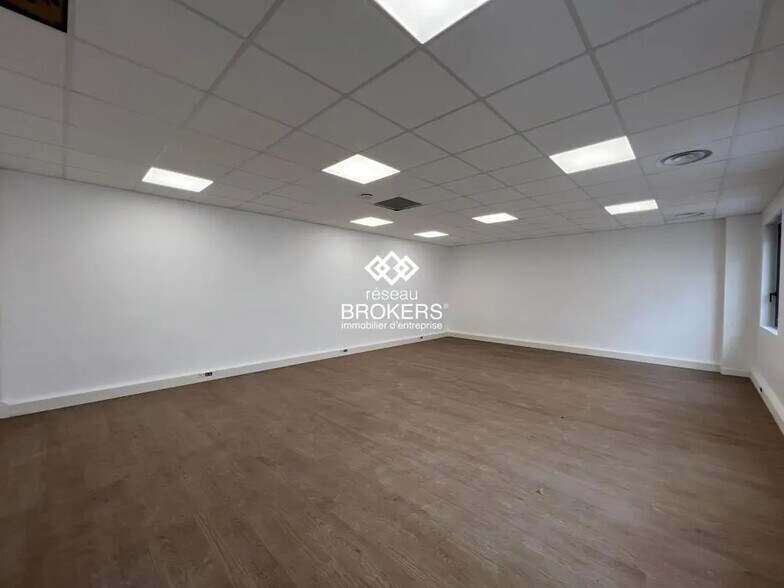 Retail in Villebon-sur-Yvette for lease - Interior Photo - Image 2 of 9