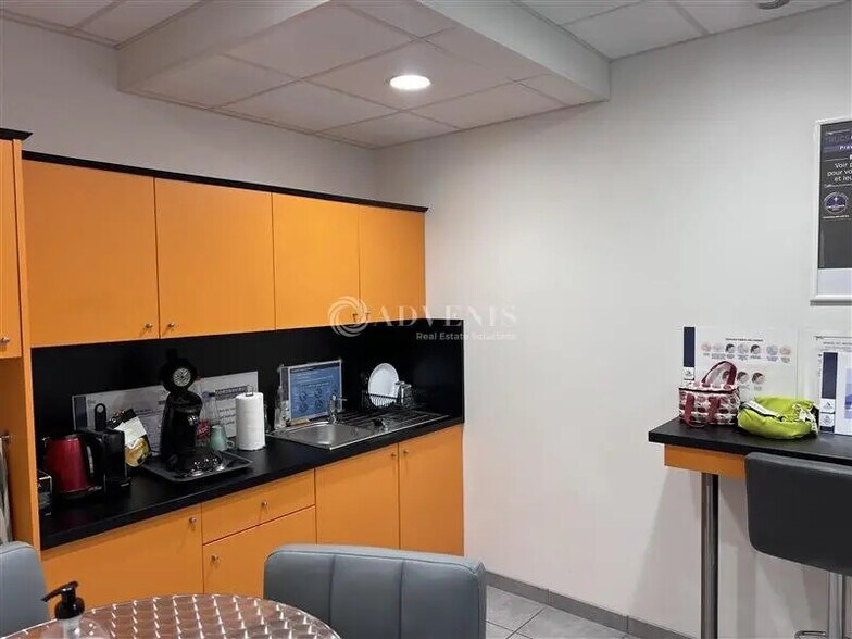 Office in Lyon for lease - Building Photo - Image 3 of 12