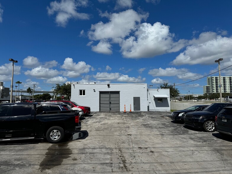 3665 NW 33rd St, Miami, FL for lease - Building Photo - Image 3 of 4