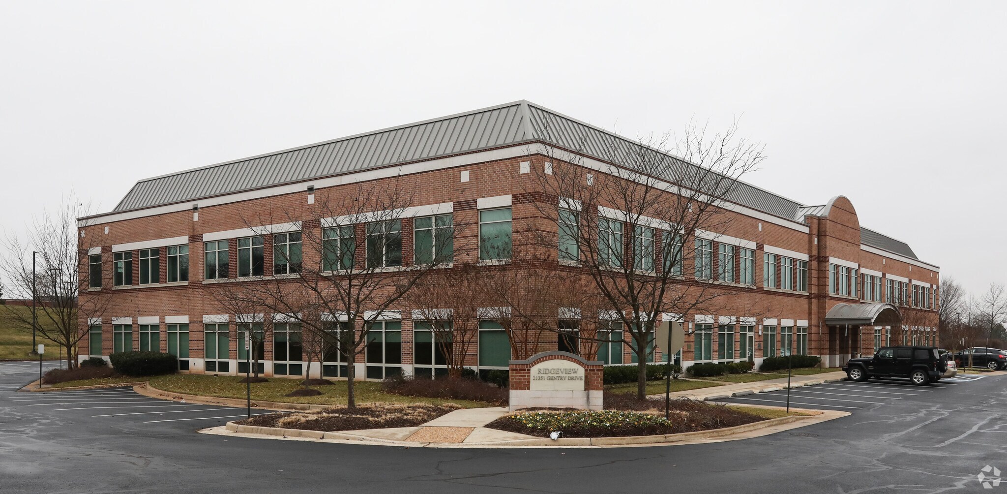 21351 Gentry Dr, Sterling, VA for lease Primary Photo- Image 1 of 61