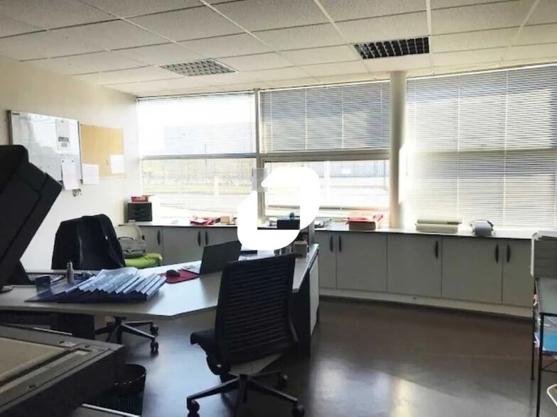 Office in Blanquefort for lease - Interior Photo - Image 1 of 3
