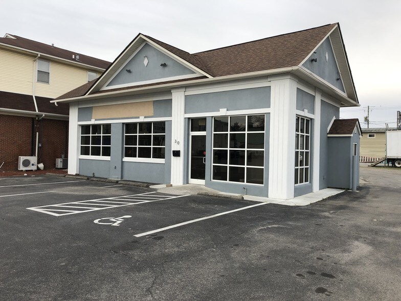 30 W Main St, Salem, VA 24153