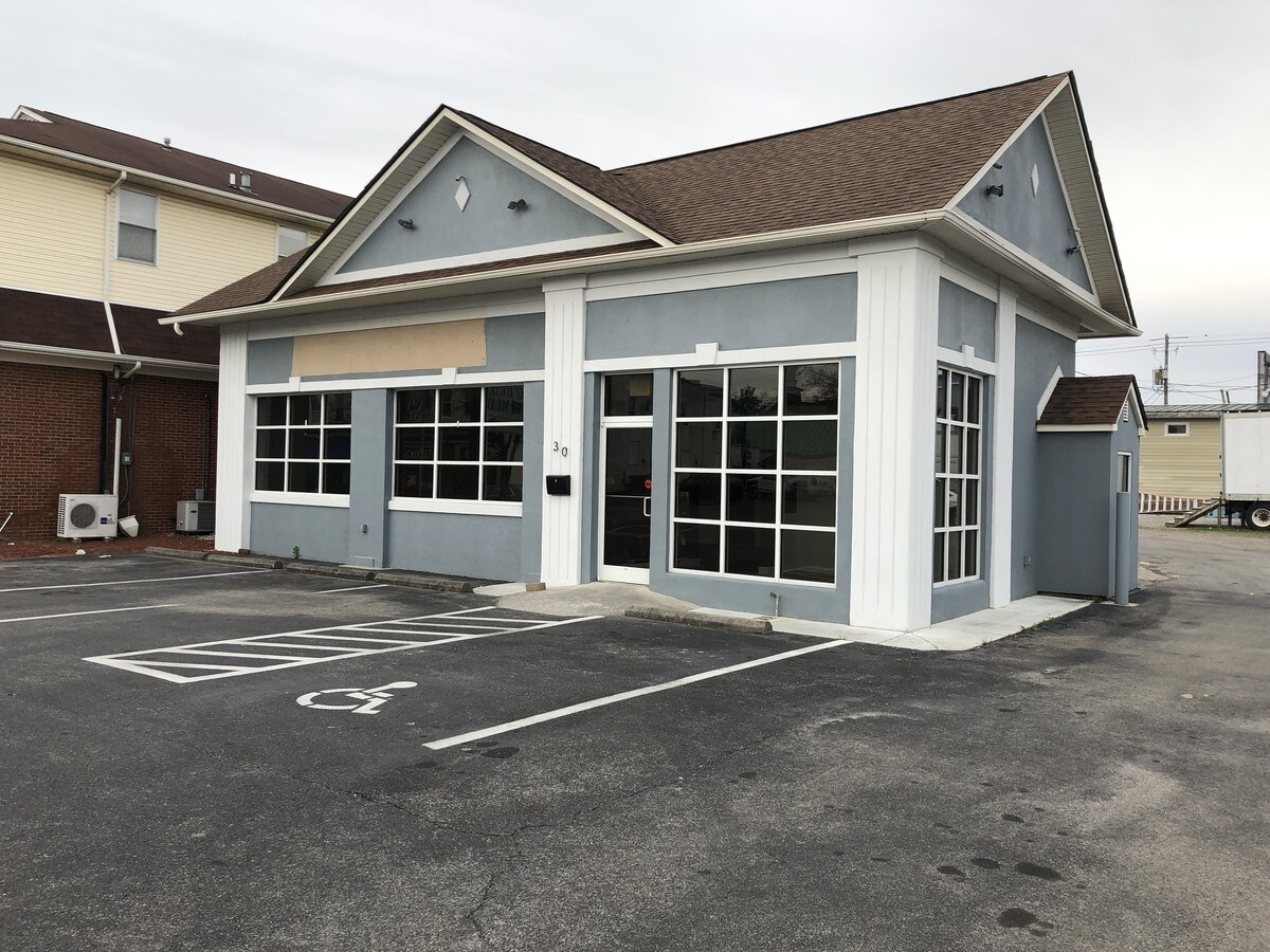 30 W Main St, Salem, VA 24153